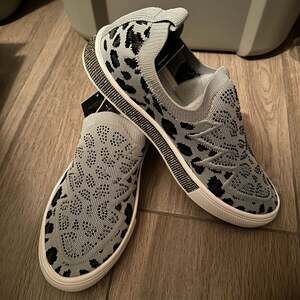 Bernie Mev Gardenia Light Grey Silver Leopard Rhinestone Slip-On Sneakers Sz 39